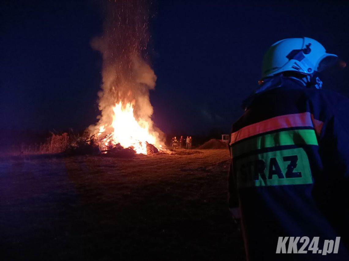 Dym i ogień są widoczne z daleka. Ktoś rozpalił gigantyczne ognisko. Interweniują strażacy