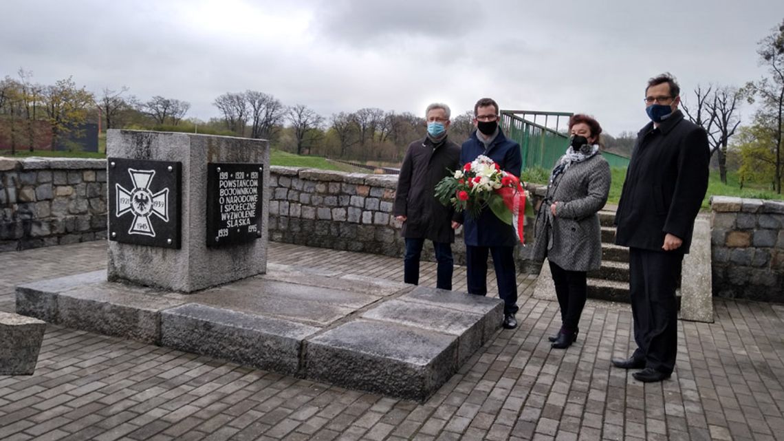 Działacze Platformy Obywatelskiej złożyli kwiaty pod pomnikami powstańców śląskich w Kędzierzynie-Koźlu