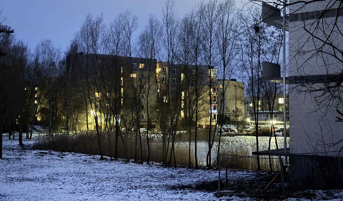 Dzieci bawiły się na zamarzniętym jeziorku. Interwencja służb ratunkowych na osiedlu Piastów