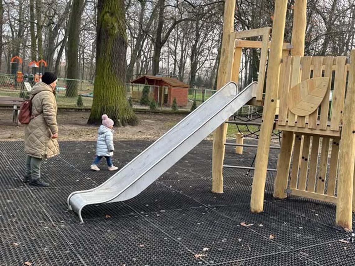 Dzieci cieszą się z odnowionego placu zabaw przy Filtrowej. Inwestycja z budżetu obywatelskiego
