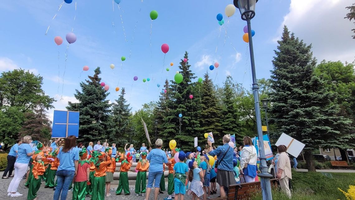 Dzieci przeszły ulicami miasta i wypuściły w powietrze balony symbolizujące różne niepełnosprawności