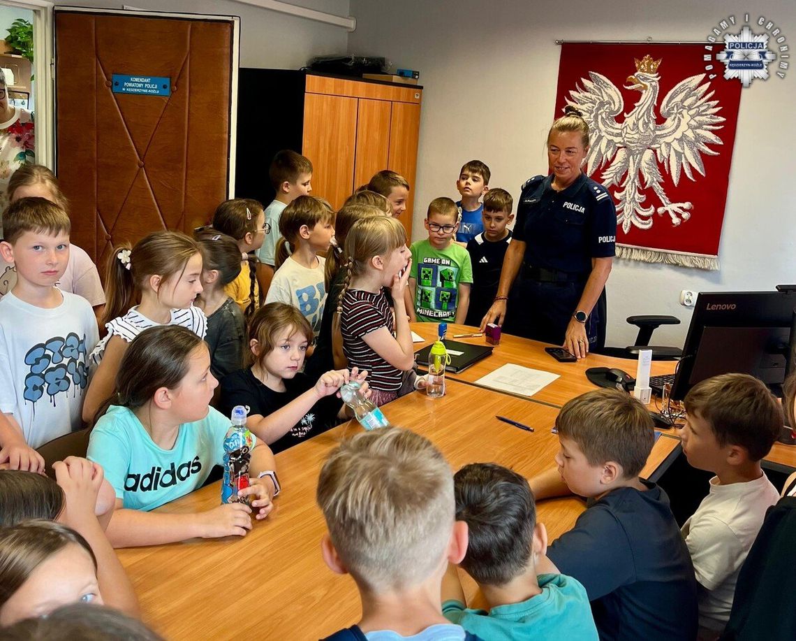 Dzieci z półkolonii odwiedziły kędzierzyńsko-kozielską komendę. Mogły zobaczyć, jak pracują policjanci Dzieci z półkolonii odwiedziły kędzierzyńsko-kozielską komendę. Mogły zobaczyć, jak pracują policjanci