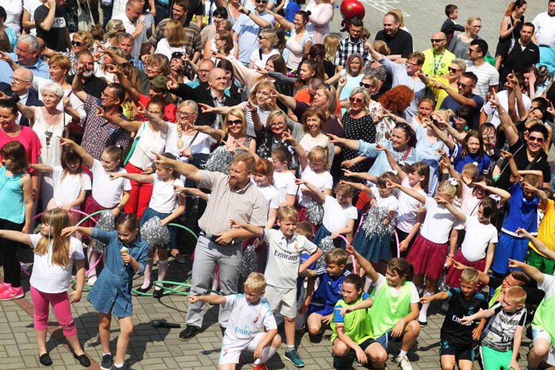 Dzieciaki szalały, absolwenci wspominali dawna lata. Festyn rady rodziców w „Dziewiątce”