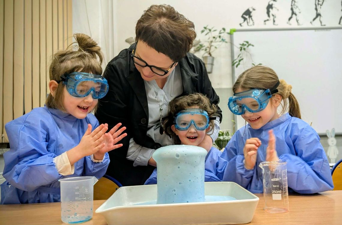 Dzieciaki wniebowzięte i oczarowane eksperymentami. Noc Naukowców w kozielskim ogólniaku Dzieciaki wniebowzięte i oczarowane eksperymentami. Noc Naukowców w kozielskim ogólniaku