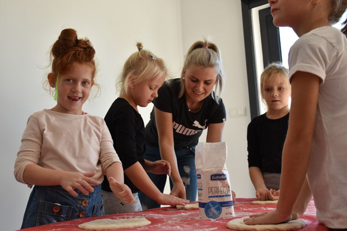 Dzieciaki z "Niezapominajki" uczyły się, jak zrobić pizzę. Warsztaty w Telepizzeri Lupo