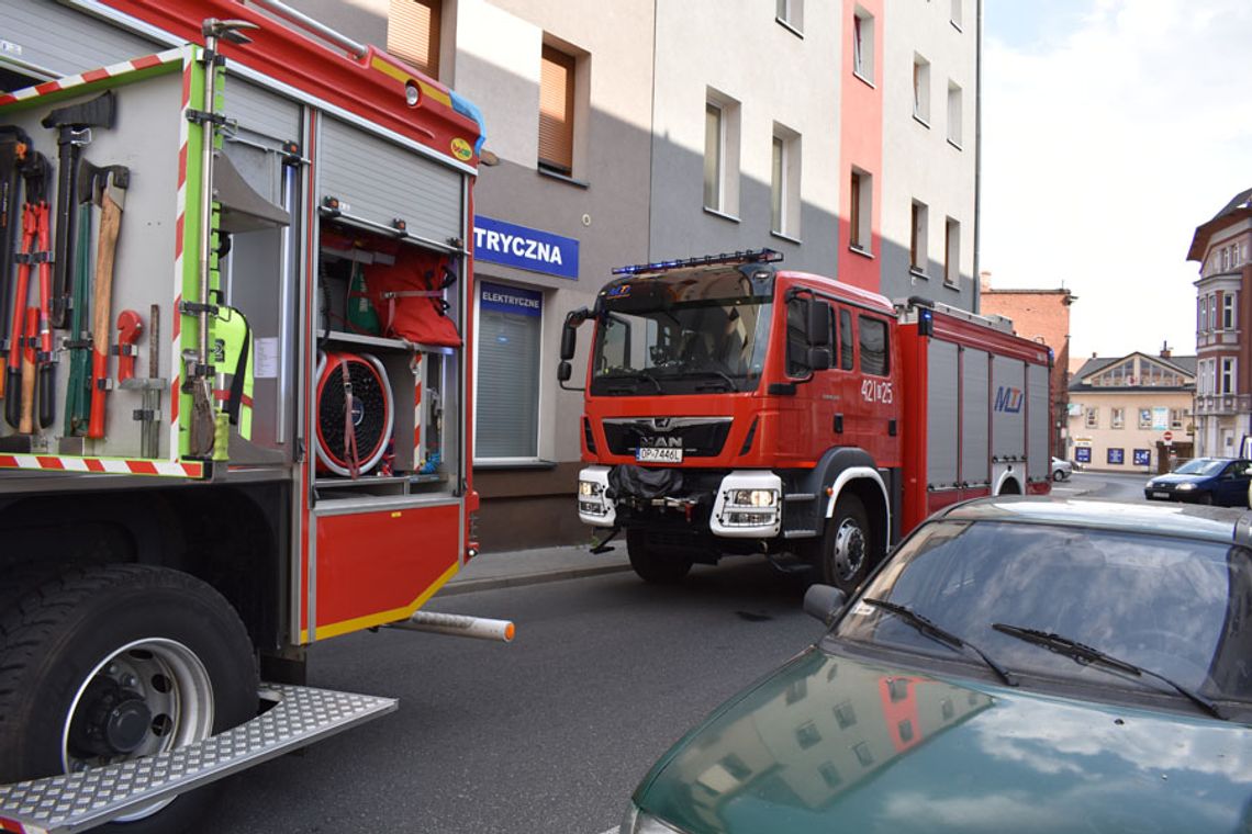 Dziecko porażone prądem podczas zabawy na podwórku. Interwencja służb ratunkowych