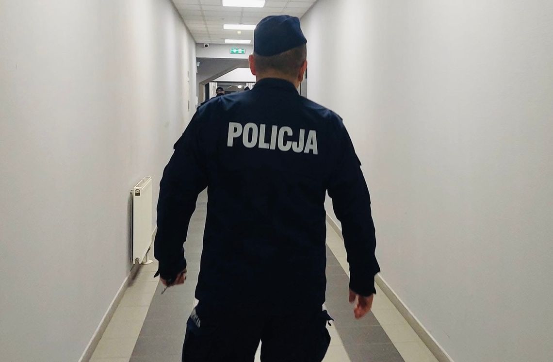 Dzielnicowy na wolnym zauważył poszukiwanego. Wezwał kolegów i zatrzymał 46-latka