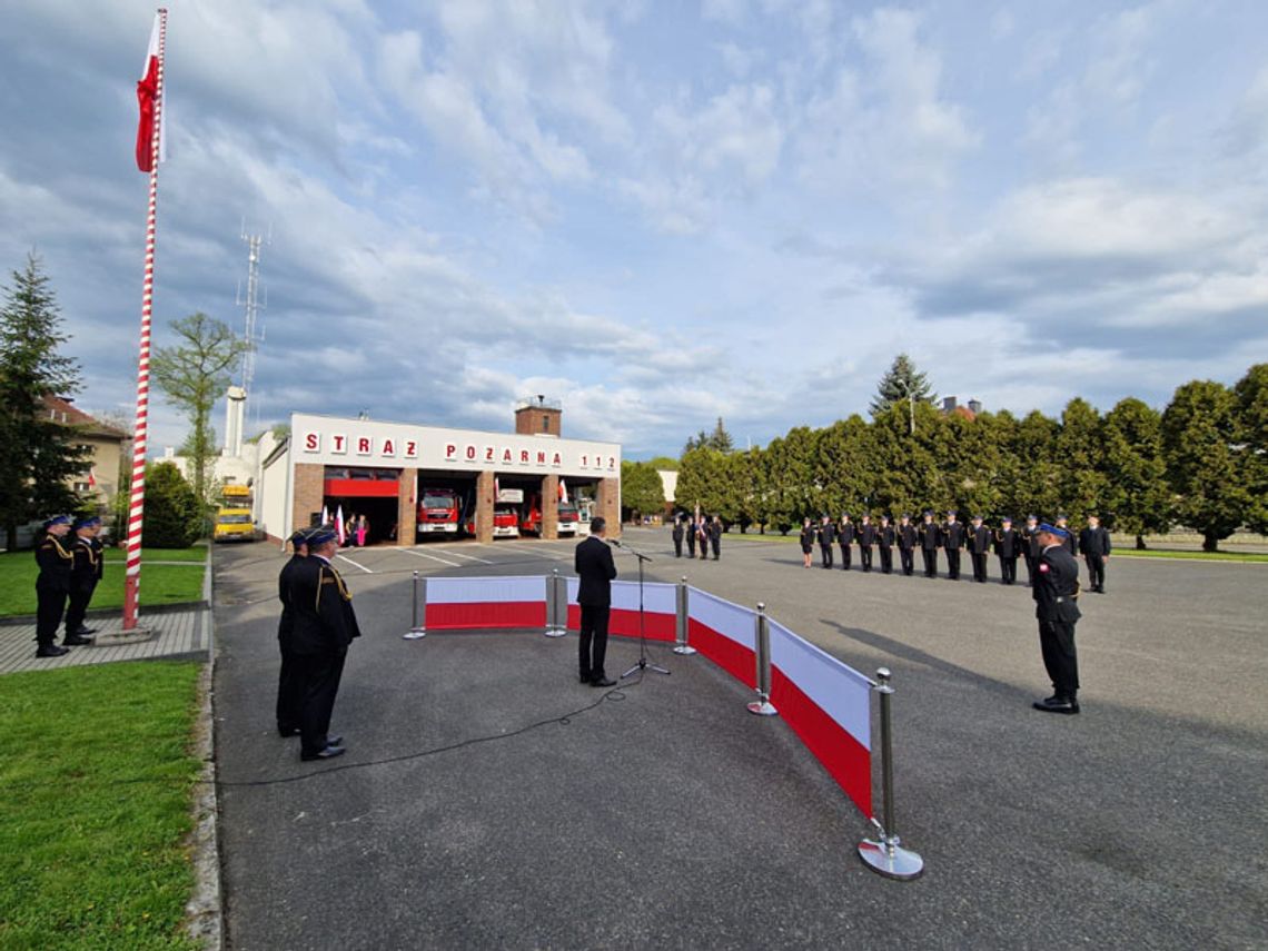 Dzień Flagi Rzeczypospolitej Polskiej w Kędzierzynie-Koźlu. Uroczystość przed komendą straży pożarnej