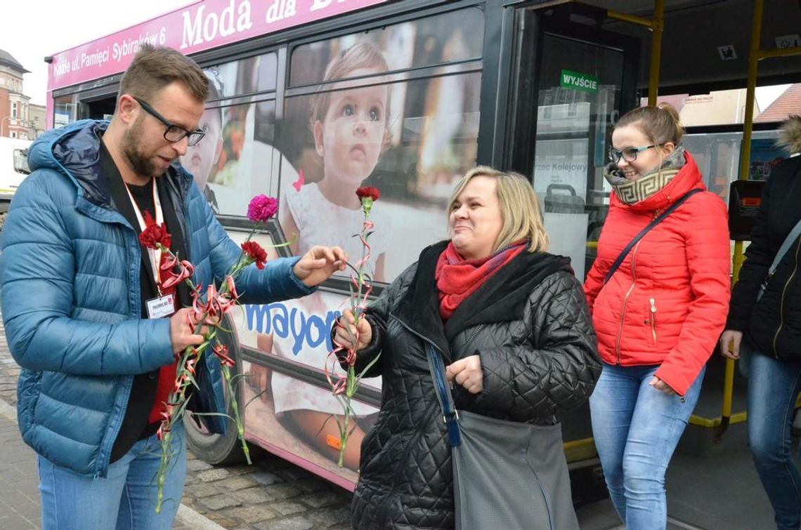 Dzień Kobiet z MZK. Życzenia i kwiaty dla pasażerek miejskich autobusów. ZDJĘCIA