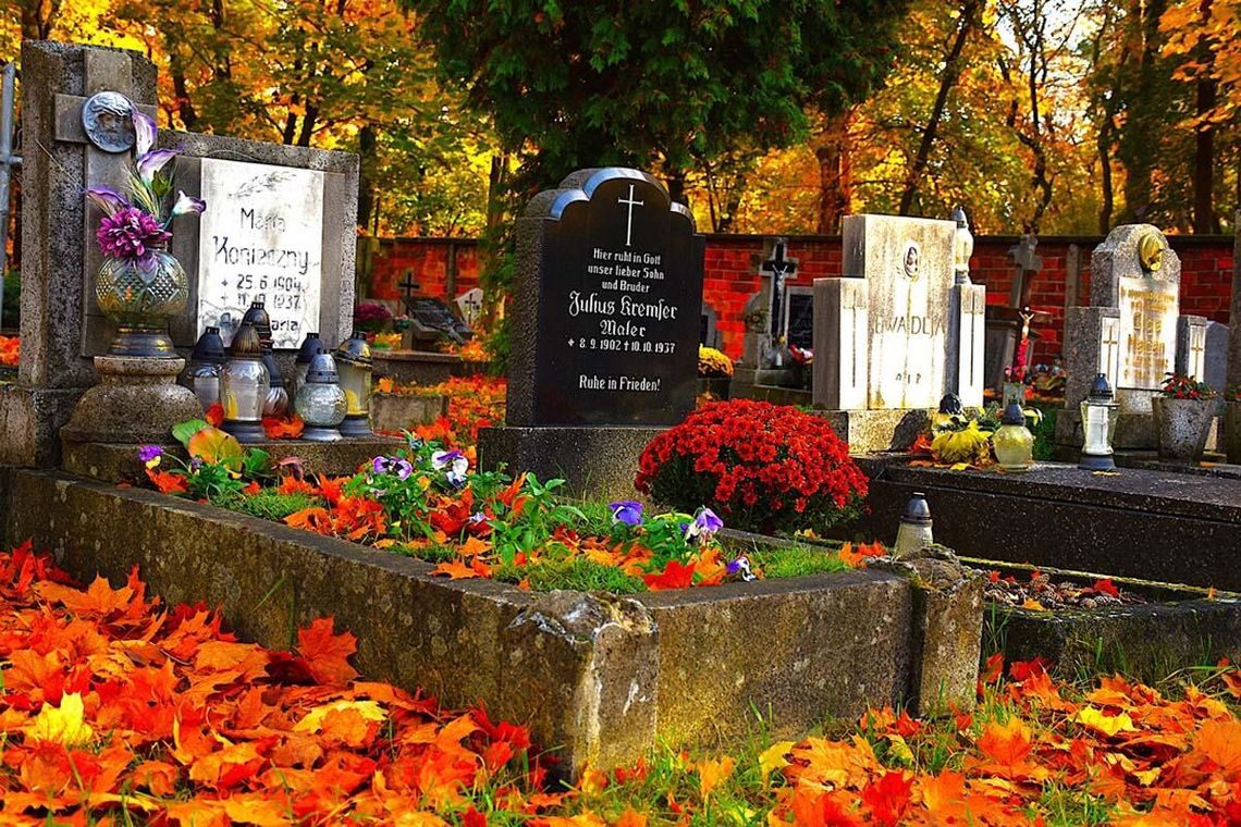 Dzień przed 1 listopada na kędzierzyńskich cmentarzach. Zdjęcia uczniów klasy fotograficznej Zespołu Szkół nr 3 w Sławięcicach