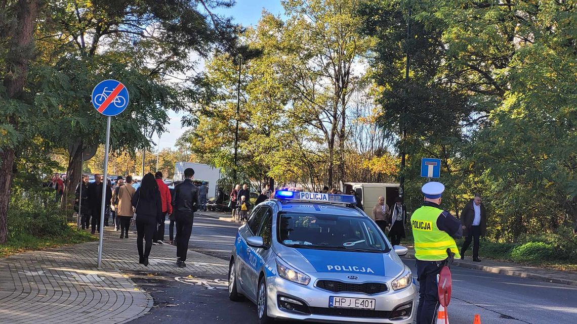 Dzień, w którym wspominamy tych, którzy odeszli. Cmentarz Kuźniczka jak co roku oblegany