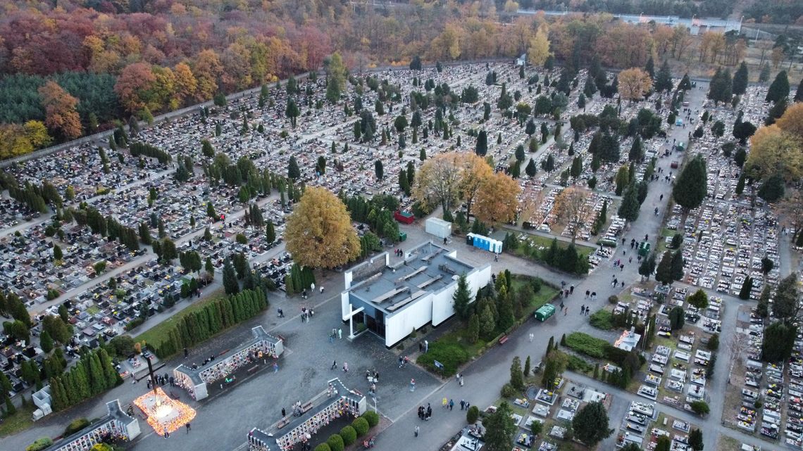 Dzień zadumy i pamięci. Cmentarz Kuźniczka z lotu drona Dzień zadumy i pamięci. Cmentarz Kuźniczka z lotu drona