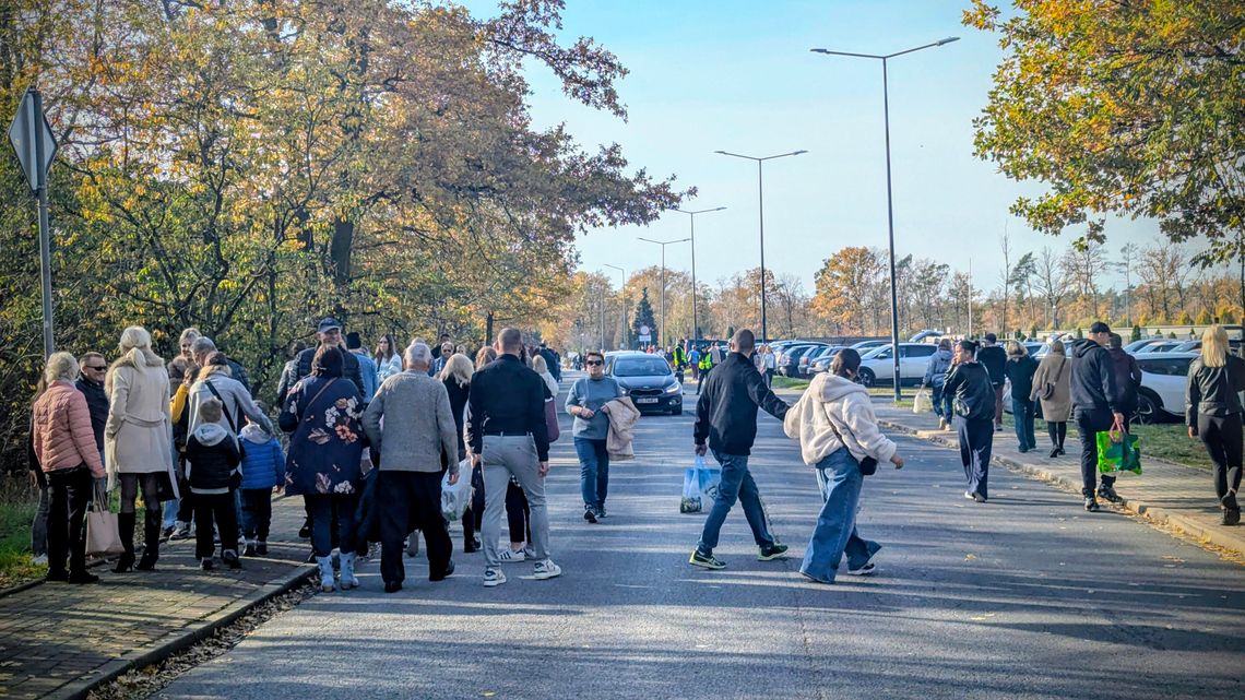 Dzień zadumy i pamięci. Mieszkańcy Kędzierzyna-Koźla odwiedzają groby bliskich