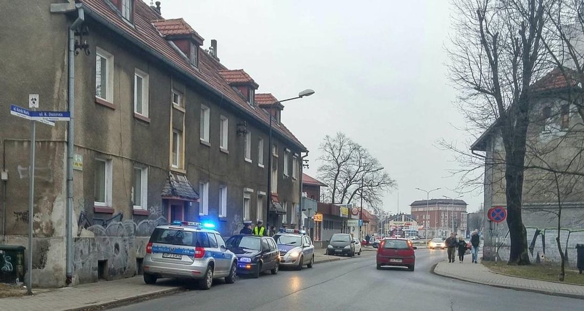 Dziewczynka wbiegła przed maskę volkswagena. Potrącenie w centrum Kędzierzyna