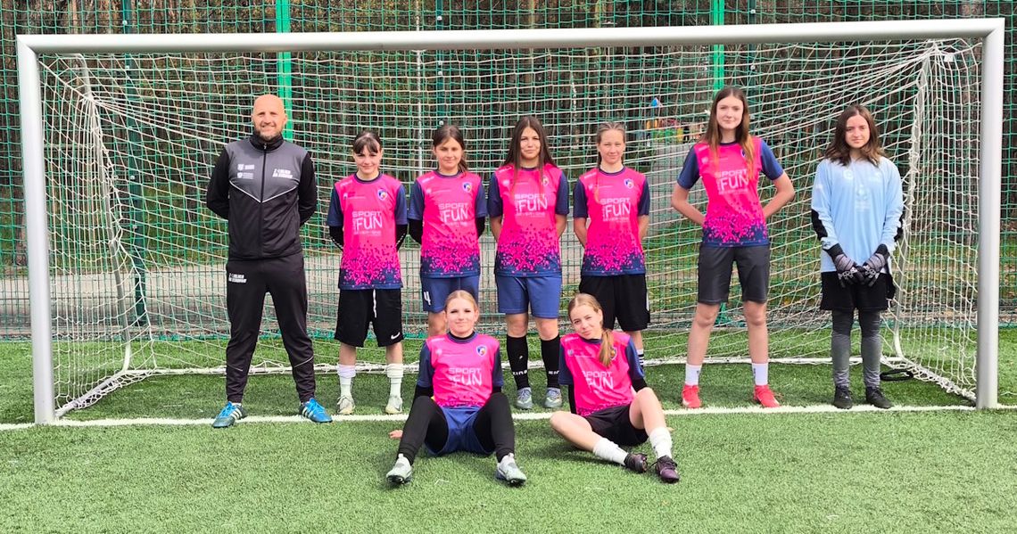 Dziewczyny z "Dziewiątki" mistrzyniami powiatu w piłce nożnej. Przeszły finały bez straty gola