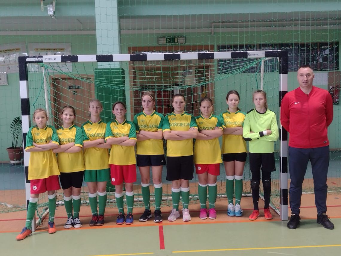 Dziewczyny z Gościęcina mistrzyniami powiatu w halowej piłce nożnej szkół podstawowych