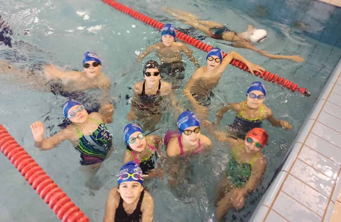 "Dziewiątka" najlepsza na zawodach pływackich w Wieliczce. Zdobyli łącznie aż 38 medali