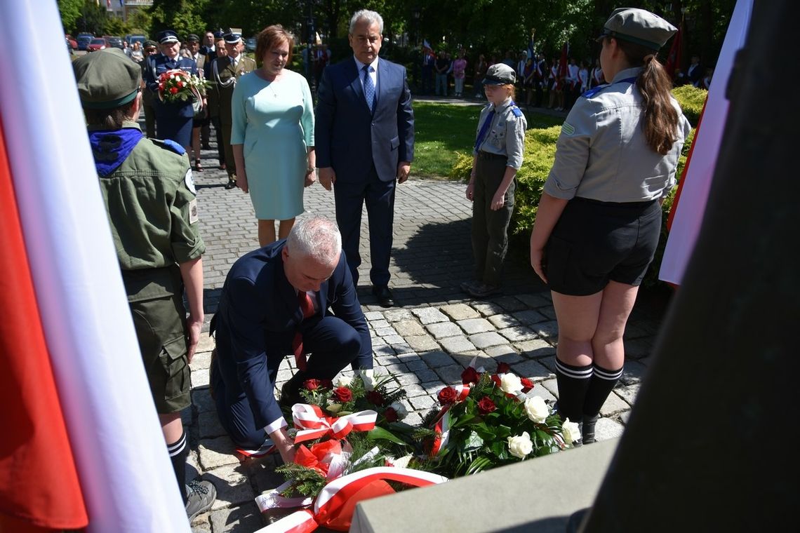 Dziś obchodzimy 233. rocznicę uchwalenia Konstytucji 3 maja. Uroczystość pod pomnikiem Piłsudskiego. ZDJĘCIA