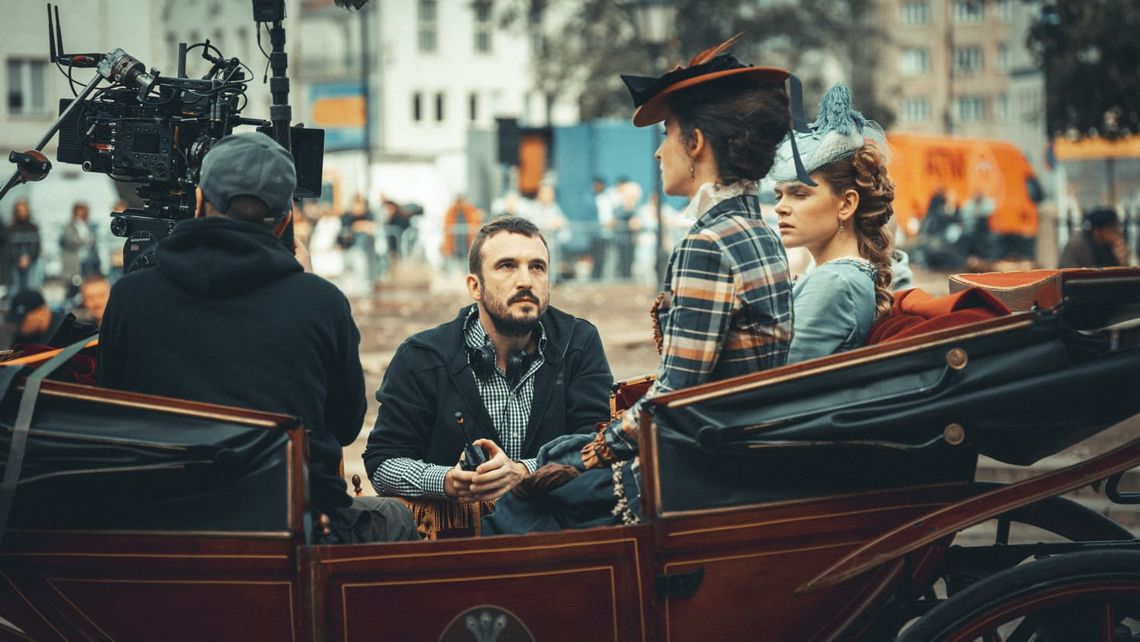 Dziś premiera serialu „Lalka” na Netfliksie w reżyserii Pawła Maślony. Reżyser opowiedział nam o swojej pracy nad serialem Dziś premiera serialu „Lalka” na Netfliksie w reżyserii Pawła Maślony. Reżyser opowiedział nam o swojej pracy nad serialem