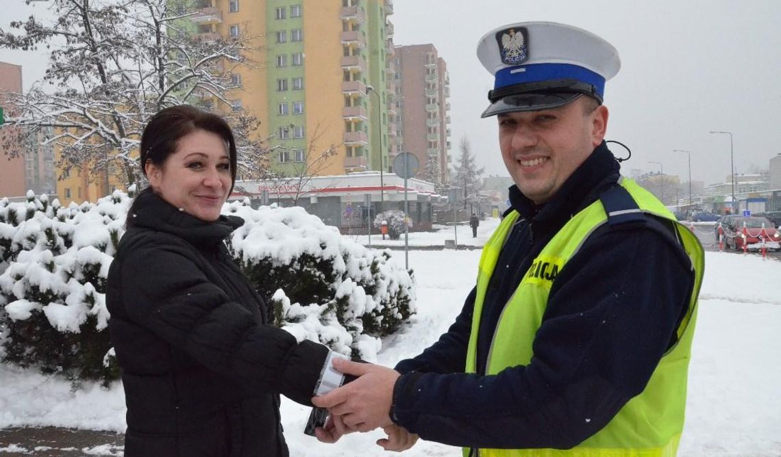 Dzisiaj od policjantów w Kędzierzynie-Koźlu można dostać… odblask ratujący życie