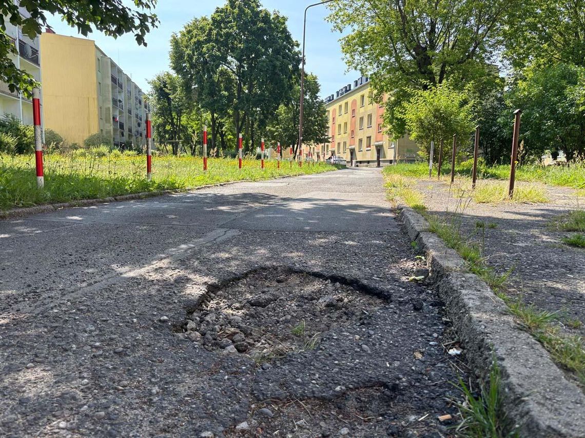 Ekipa budowlana wchodzi na ulicę Romana Dmowskiego. Mieszkańcy czekali na ten remont