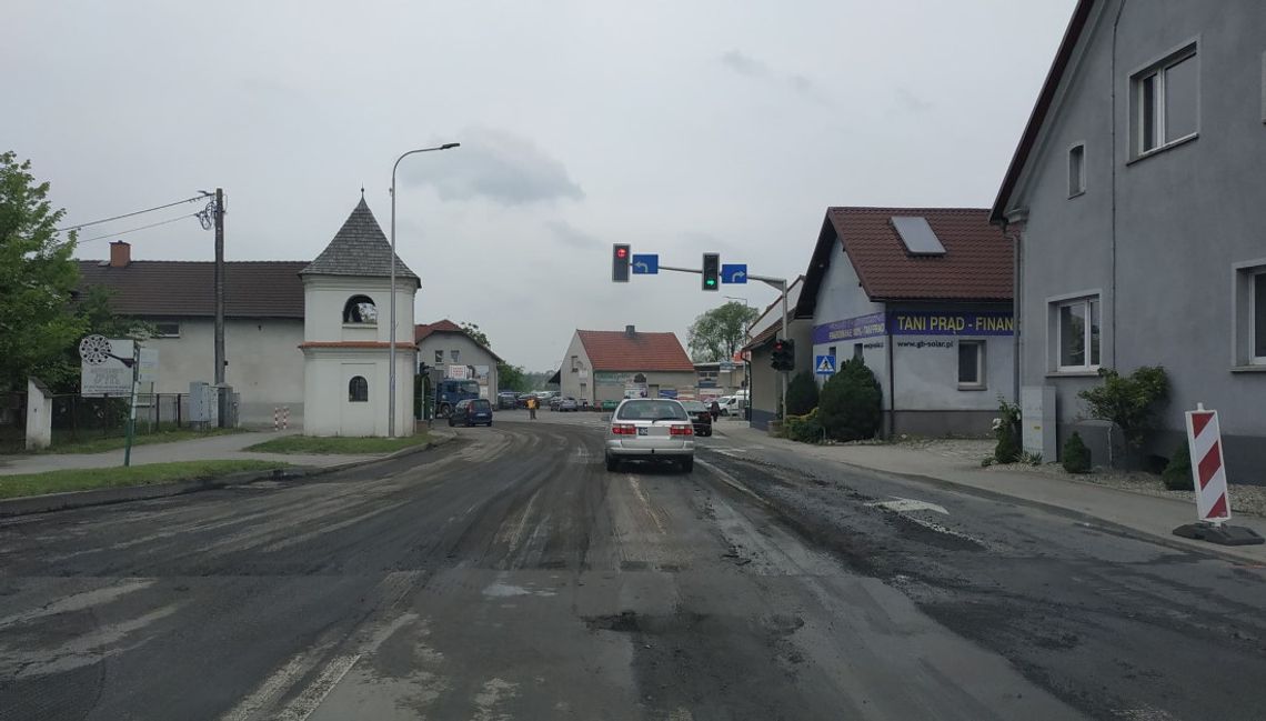 Ekspresowy remont na skrzyżowaniu w Kłodnicy. Dziś zdzierają asfalt, w poniedziałek położą nowy