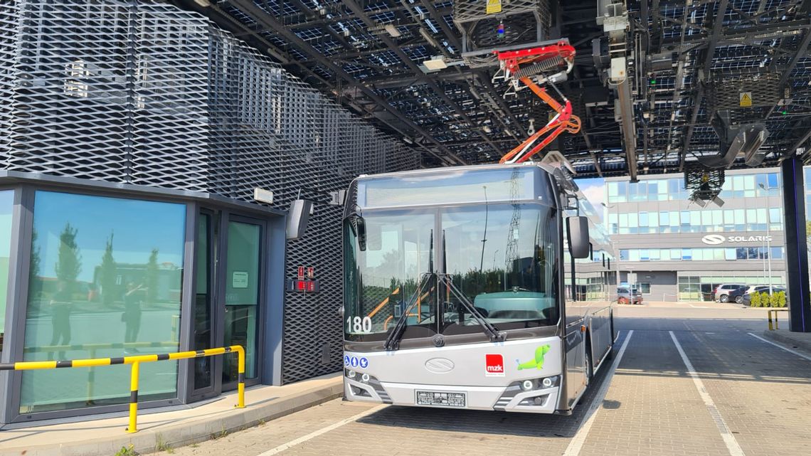 Elektryczne autobusy dla Kędzierzyna-Koźla wyjechały z fabryki. Wkrótce pojawią się na ulicach miasta