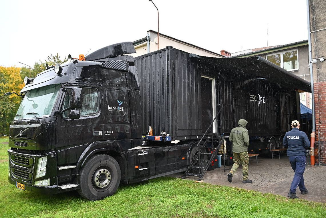 Escape Truck w Kędzierzynie-Koźlu. Młodzież poznaje zagrożenia związane z handlem ludźmi Escape Truck w Kędzierzynie-Koźlu. Młodzież poznaje zagrożenia związane z handlem ludźmi