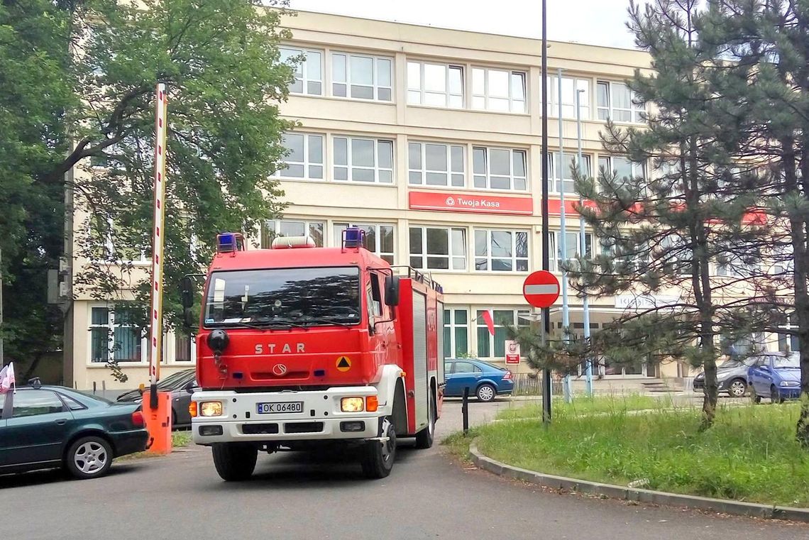 Ewakuacja biurowca w Blachowni. Tu też ktoś zagroził wybuchem bomby