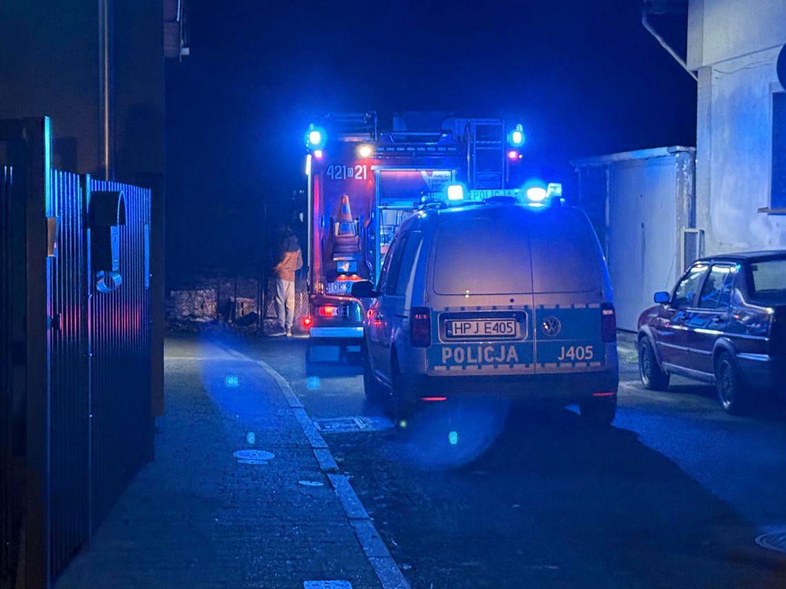 Dwa zastępy straży pożarnej na ul. Dąbrowskiego. Widoczna łuna ognia Dwa zastępy straży pożarnej na ul. Dąbrowskiego. Widoczna łuna ognia