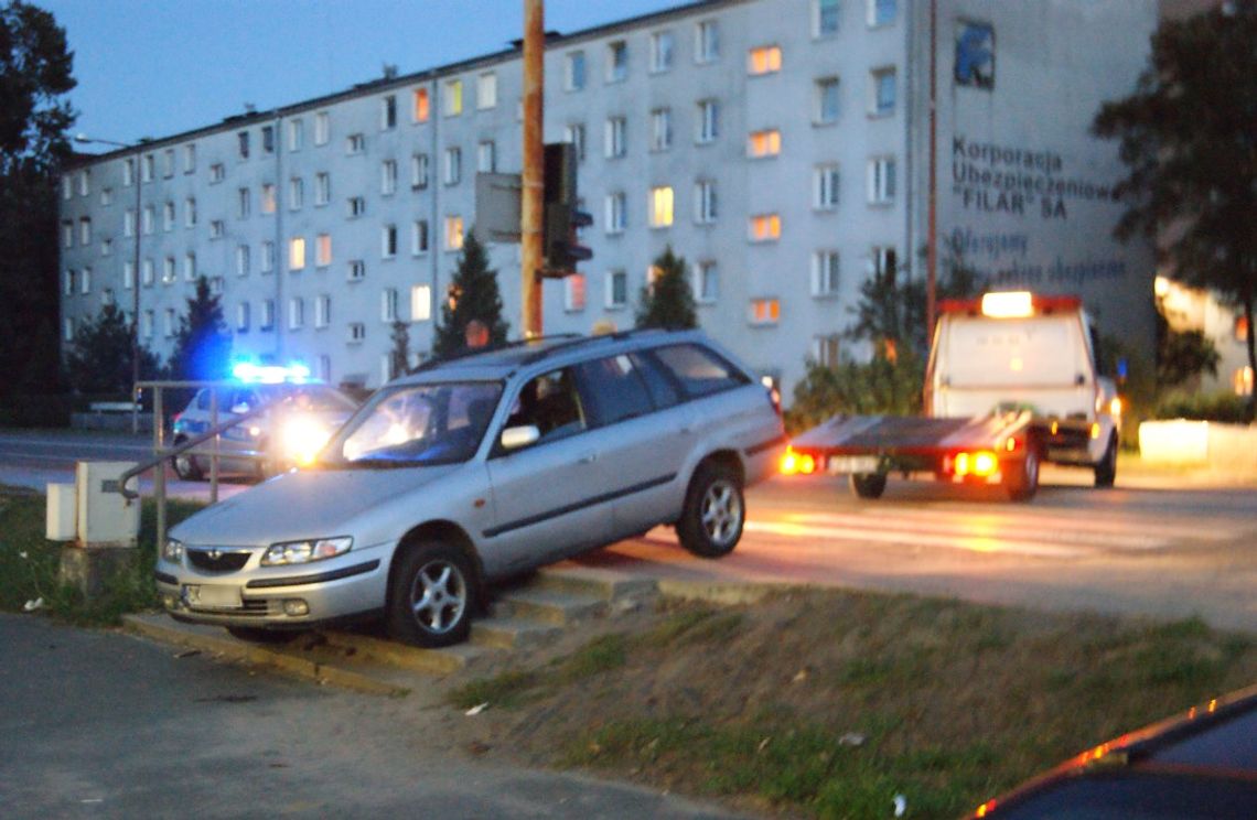 Fatalna pomyłka kierowcy. Mazda utknęła na schodach przed krytą pływalnią