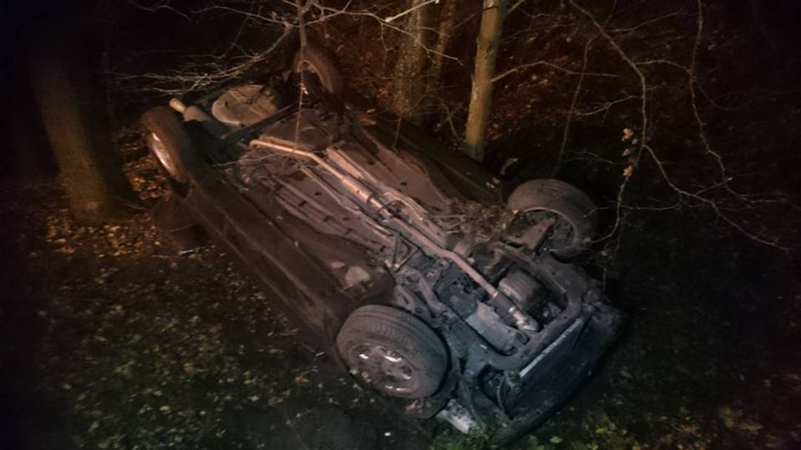 Fatalne skutki zderzenia z dzikiem. Opel Astra dachował na drodze z Blachowni do Sławięcic. ZDJĘCIA