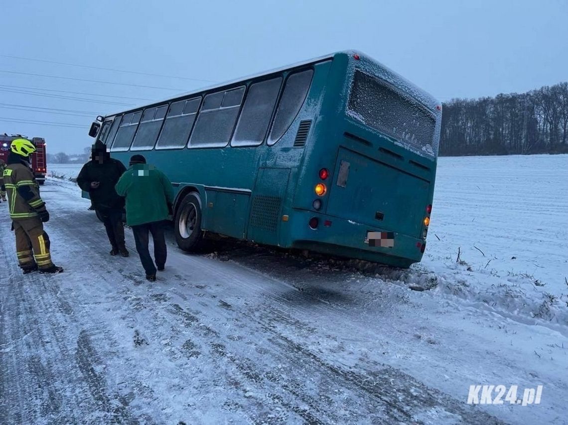 Fatalne warunki na drogach w regionie. W Polskiej Cerekwi autobus wypadł z drogi i zjechał do rowu
