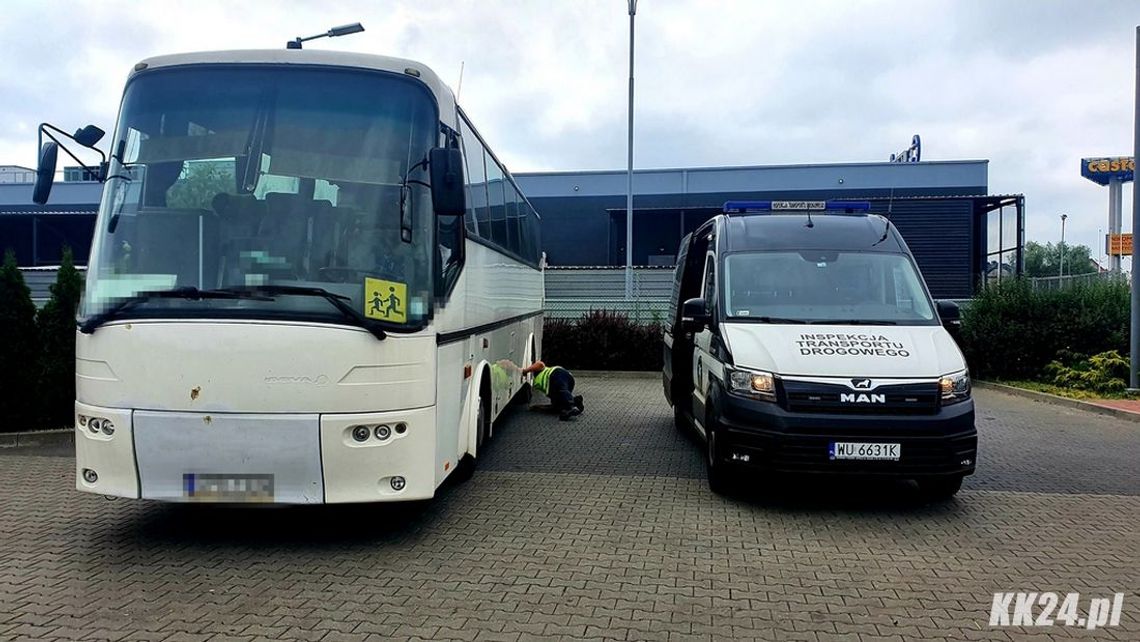 Fatalny stan autobusu, który przewoził dzieci do Kędzierzyna-Koźla. Inspektorzy WITD w Opolu zatrzymali dowód rejestracyjny pojazdu