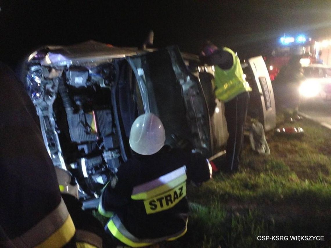 Fiat zjechał z drogi i dachował na polu. 30-letni kierowca był pijany. ZDJĘCIA