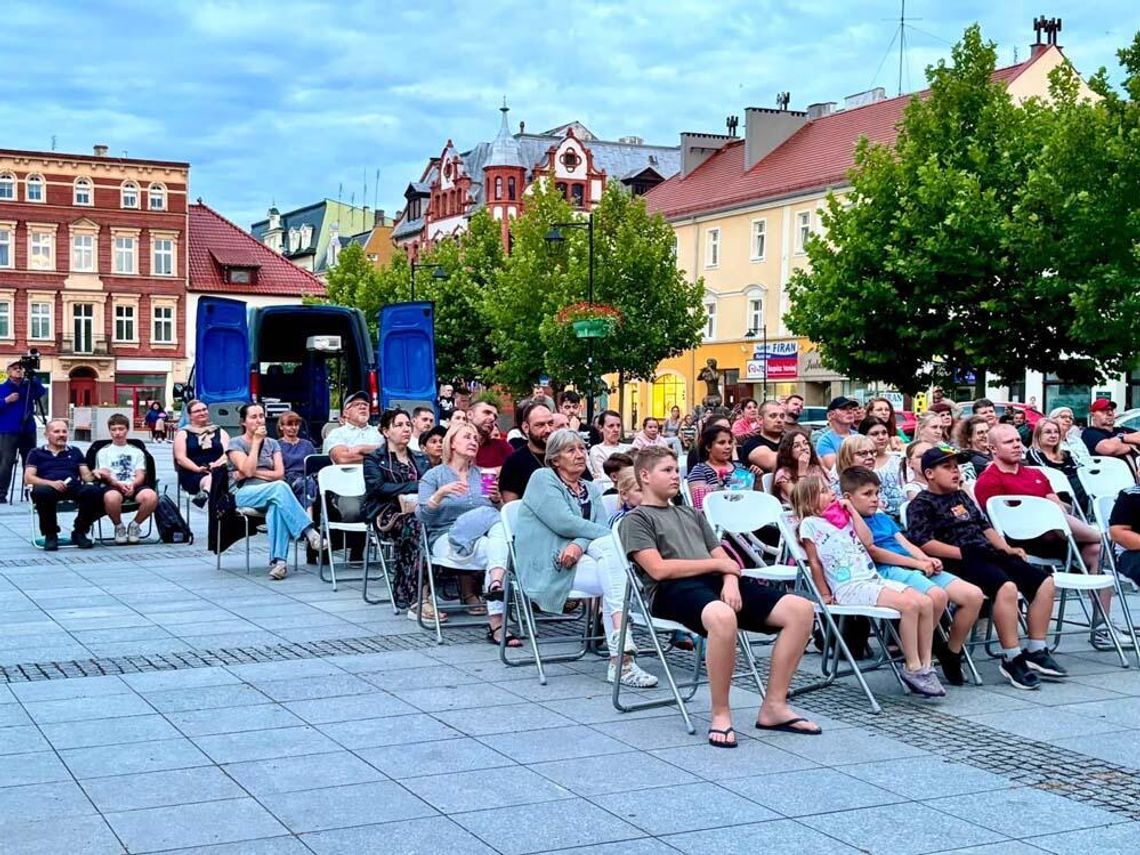 Filmowy wieczór na kozielskim Rynku. Kino plenerowe rusza dalej w miasto Filmowy wieczór na kozielskim Rynku. Kino plenerowe rusza dalej w miasto