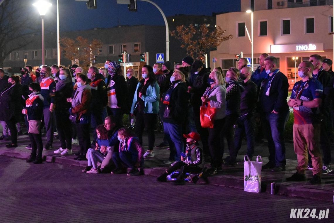 Finał Ligi Mistrzów na telebimie przed halą „Śródmieście”. Mieszkańcy miasta kibicują Zaksie