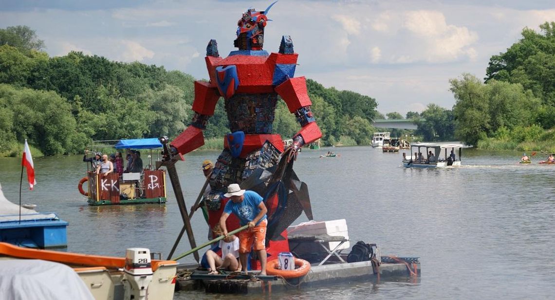 Finał XVII spływu pływadeł. Kolorowa armada dotarła do Koźla. FOTOREPORTAŻ