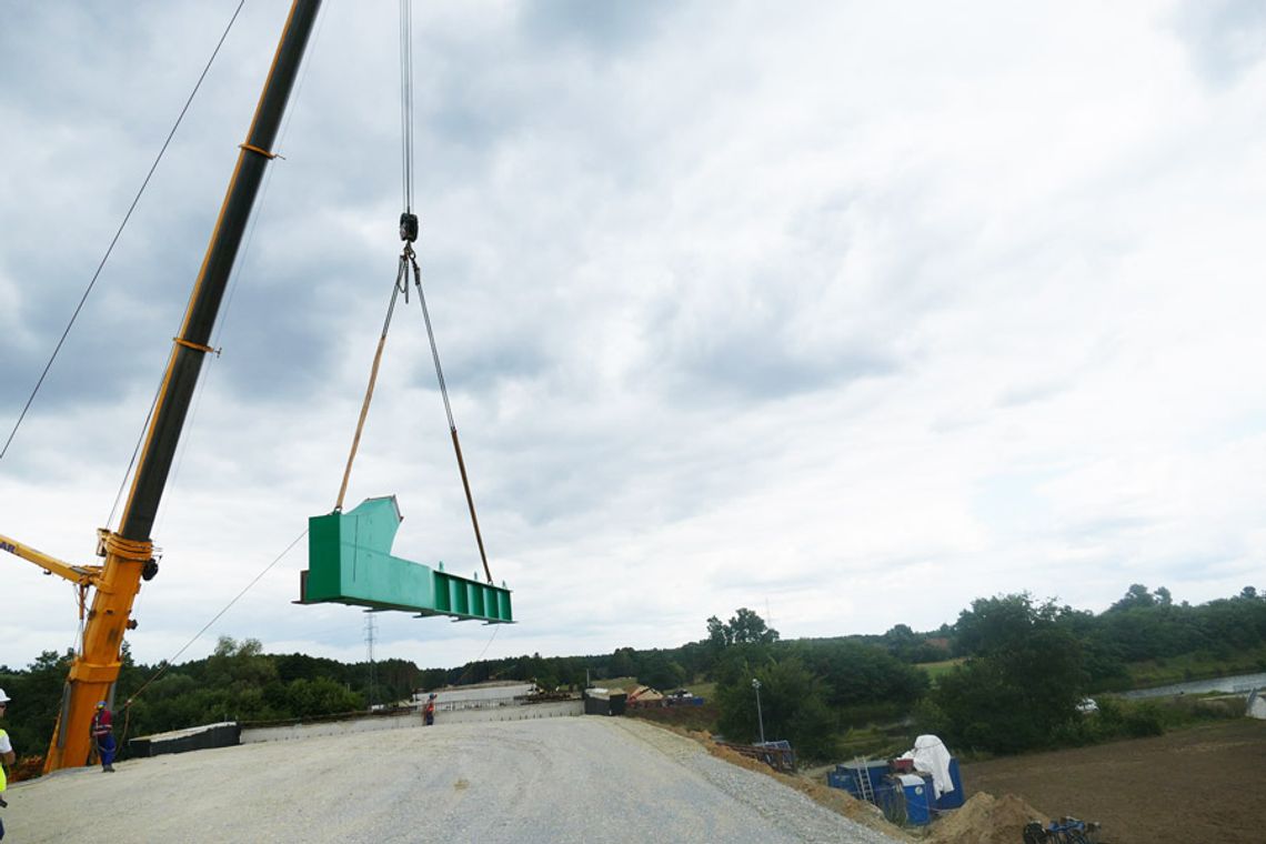 Firma budująca obwodnicę północną rozpoczęła montaż mostu nad Kanałem Gliwickim