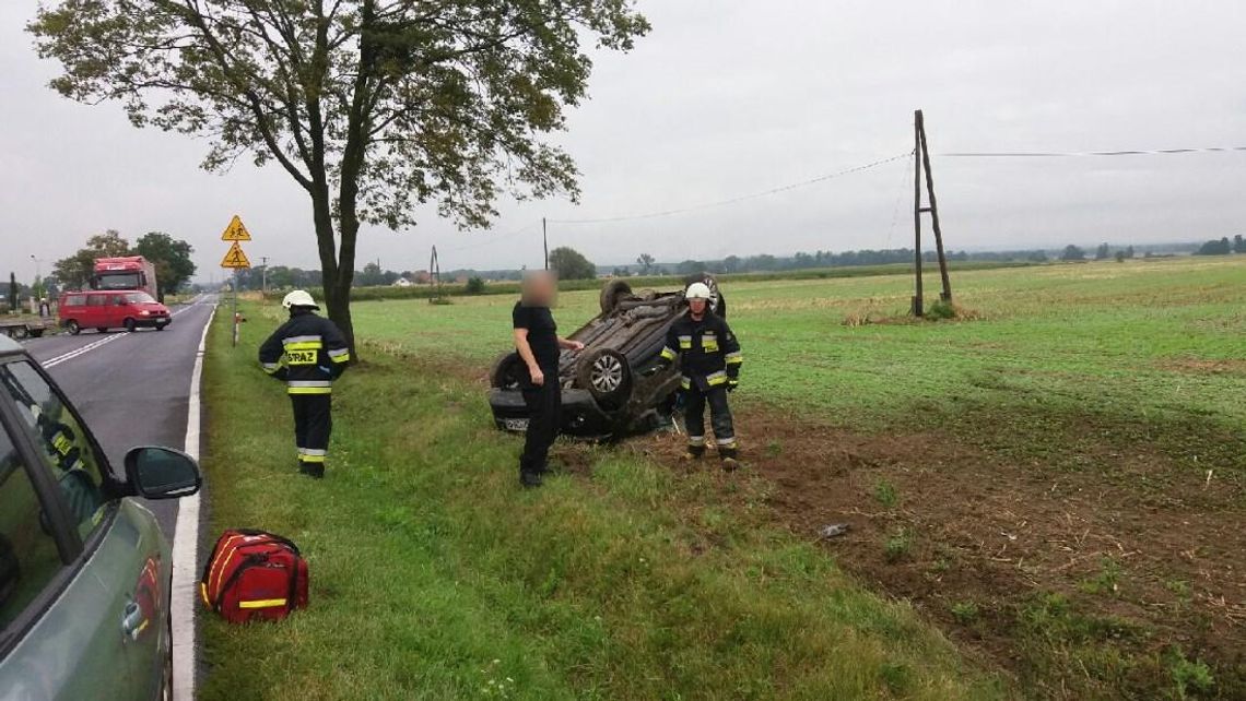 Ford dachował na drodze krajowej nr 45. Młoda kobieta poszkodowana. ZDJĘCIA