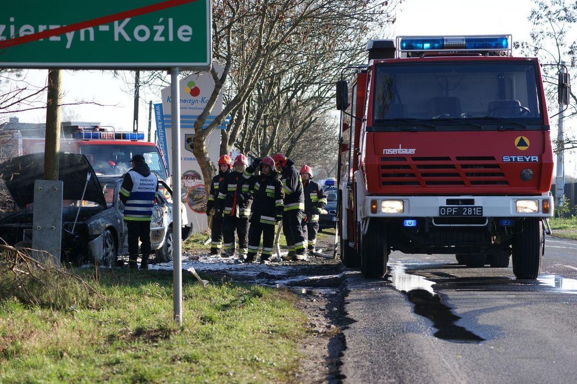 Ford zapalił się w czasie jazdy. Gasiły go trzy zastępy straży pożarnej. ZDJĘCIA