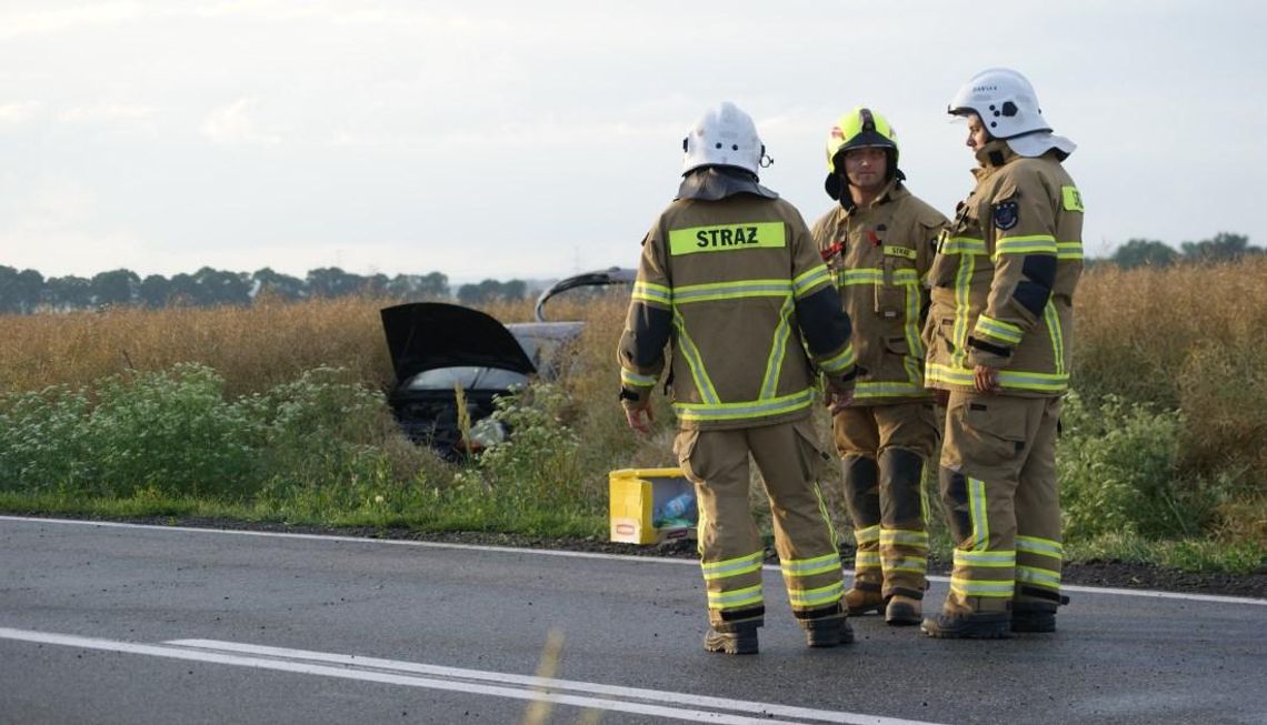 Ford zjechał z drogi i wylądował na polu. Kierowca uciekał przed czołówką