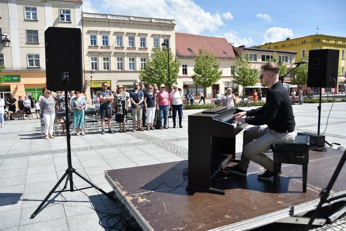 Fortepianowe utwory wybrzmiały na kozielskim rynku