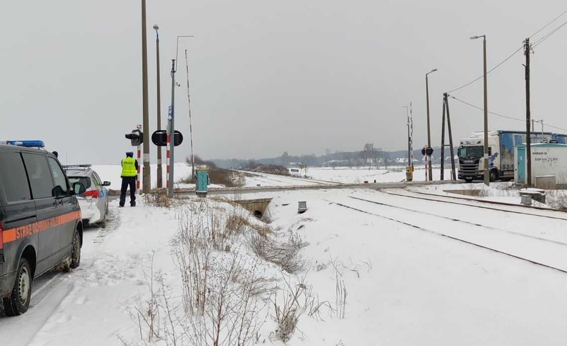 Funkcjonariusze dbają o bezpieczeństwo kierowców. Policyjna akcja „Bezpieczny przejazd kolejowy”