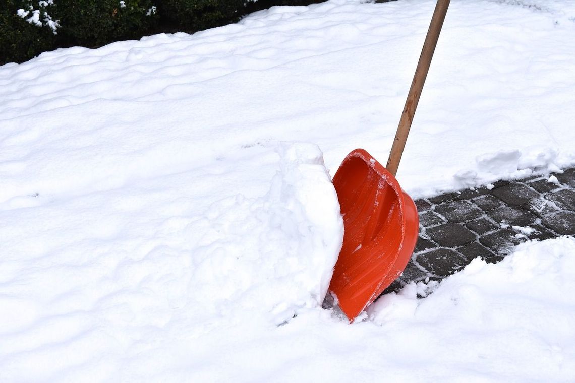 Gdy pojawia się śnieg, wracają stare problemy. Kto jest odpowiedzialny za zaśnieżony chodnik?