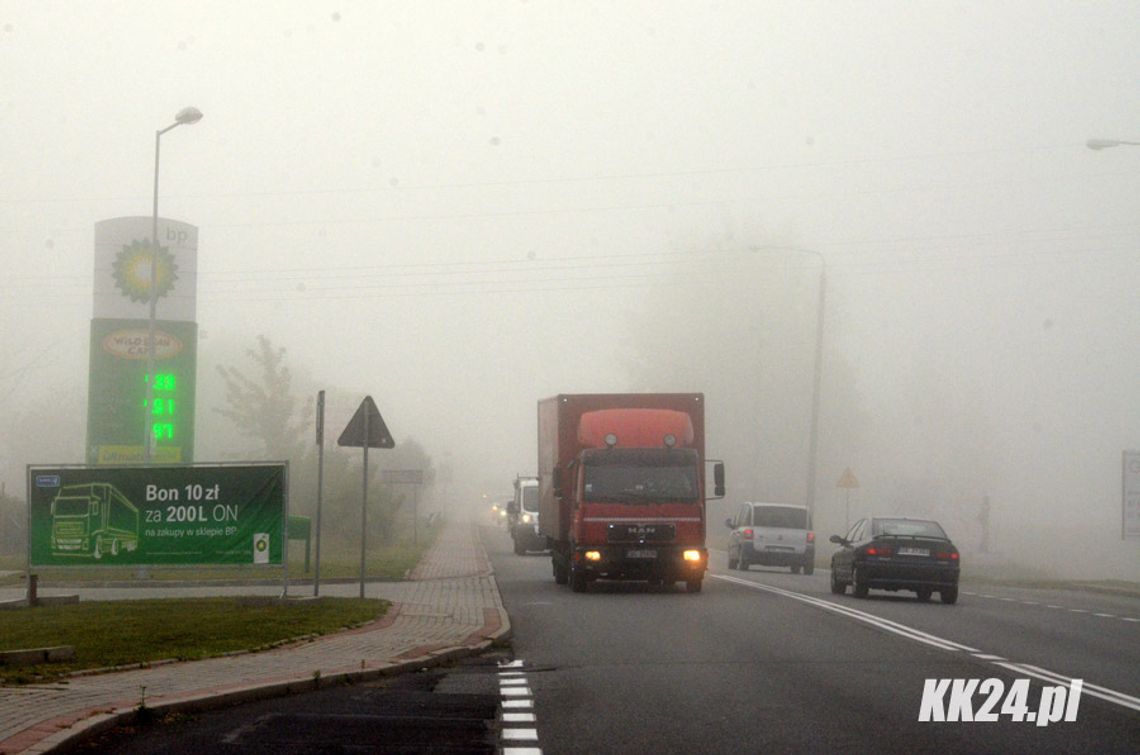 Gęsta mgła pozostanie u nas przez najbliższe godziny. Ostrzeżenie dla powiatu kędzierzyńsko-kozielskiego