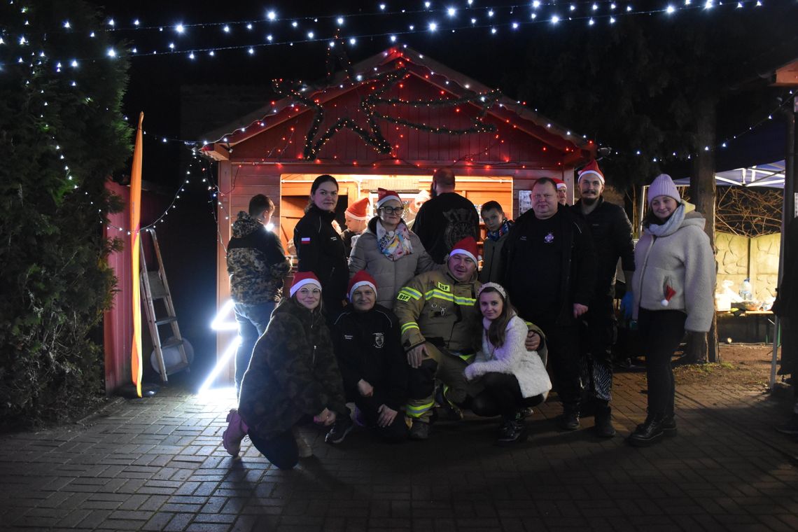 Tysiące lampek, prawdziwe choinki, grzaniec i kiermasz. W Starym Koźlu odbyły się kolejne strażackie mikołajki Tysiące lampek, prawdziwe choinki, grzaniec i kiermasz. W Starym Koźlu odbyły się kolejne strażackie mikołajki