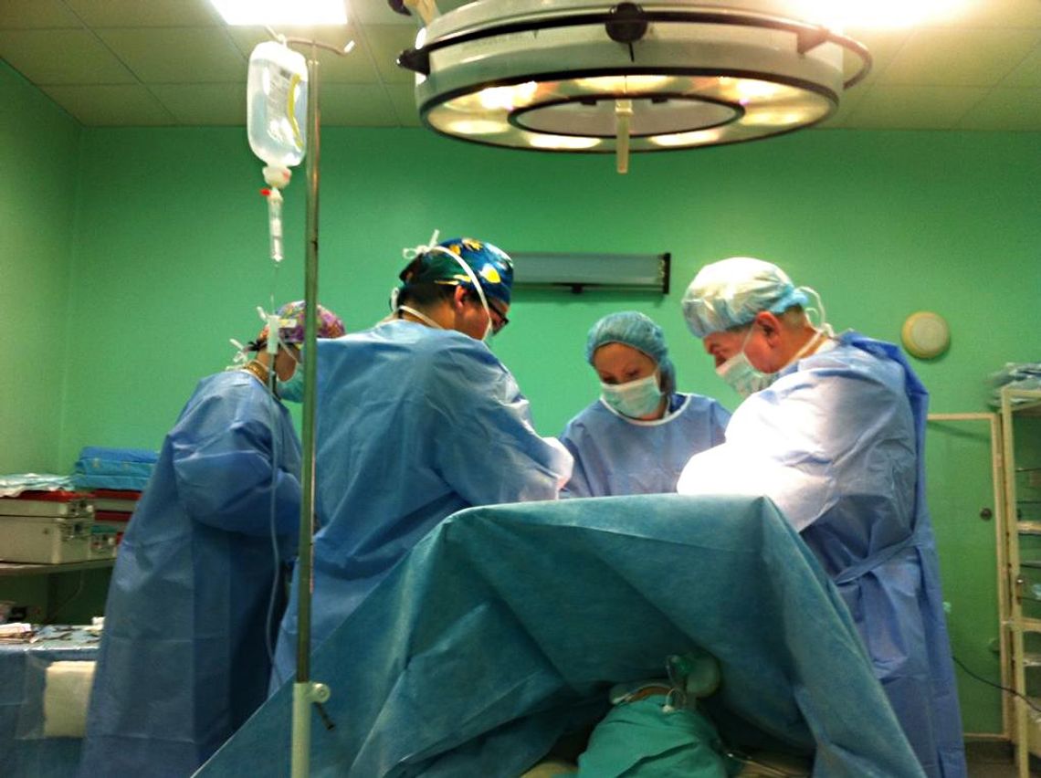 Ginekolodzy z kozielskiego szpitala usunęli pacjentce 11 kg guza jajnika. Apel lekarza do kobiet