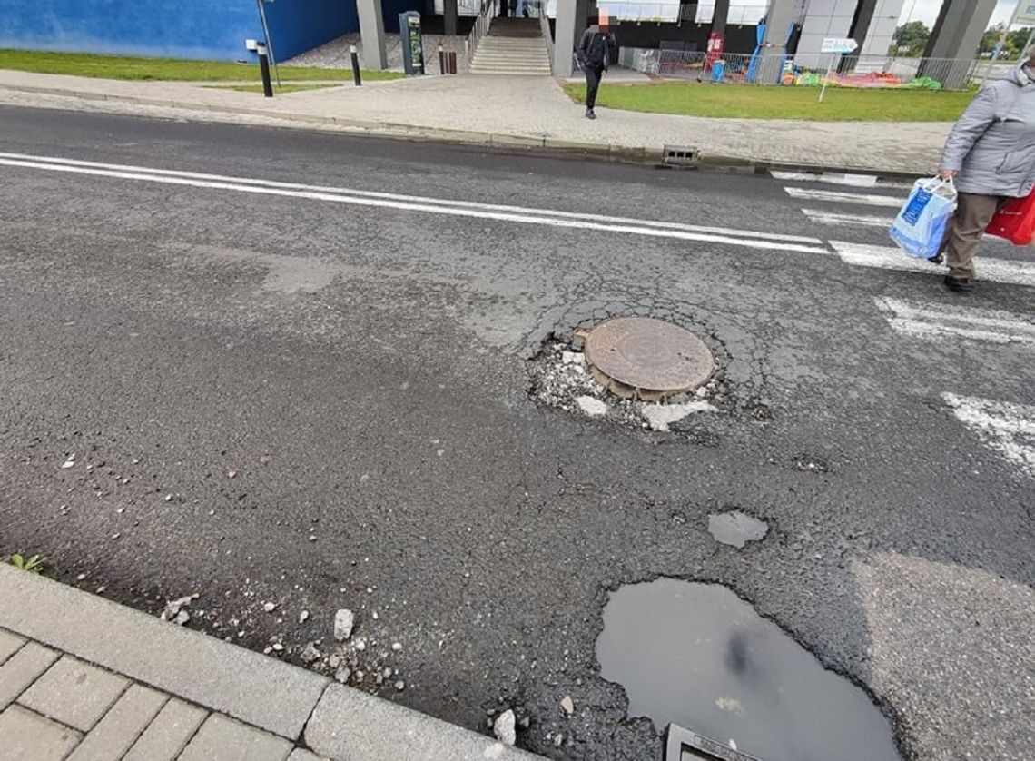 Głębokie dziury na drodze w pobliżu galerii handlowej. Urząd miasta zlecił już remont jezdni