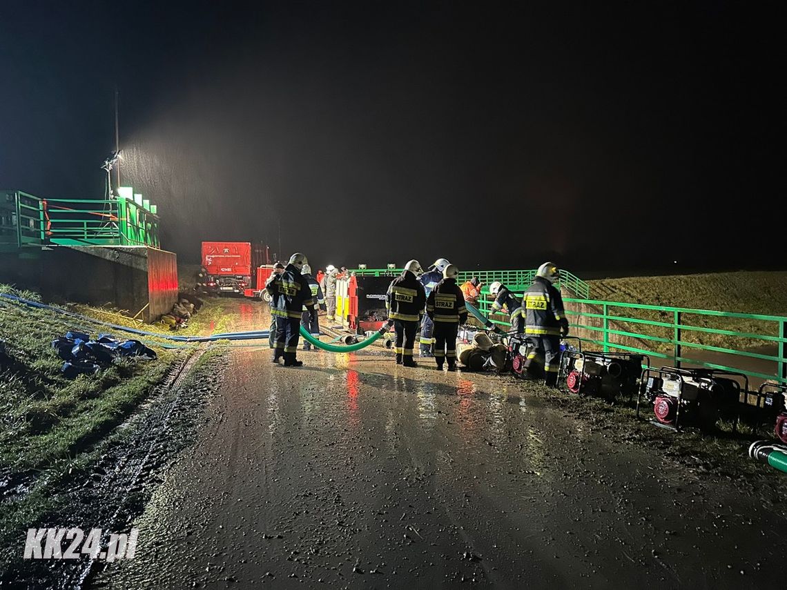 Gmina Cisek mobilizuje się w obliczu zagrożenia powodziowego. Na miejscu liczne jednostki straży pożarnej. WIDEO